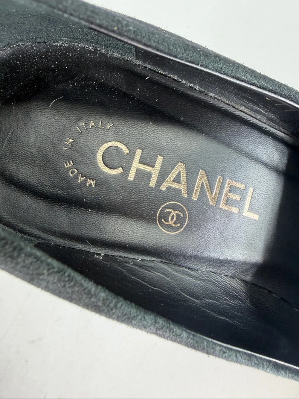 Authentic Chanel Interlocking CC Logo Black Suede Patent Cap Toe Pumps Size 38.5